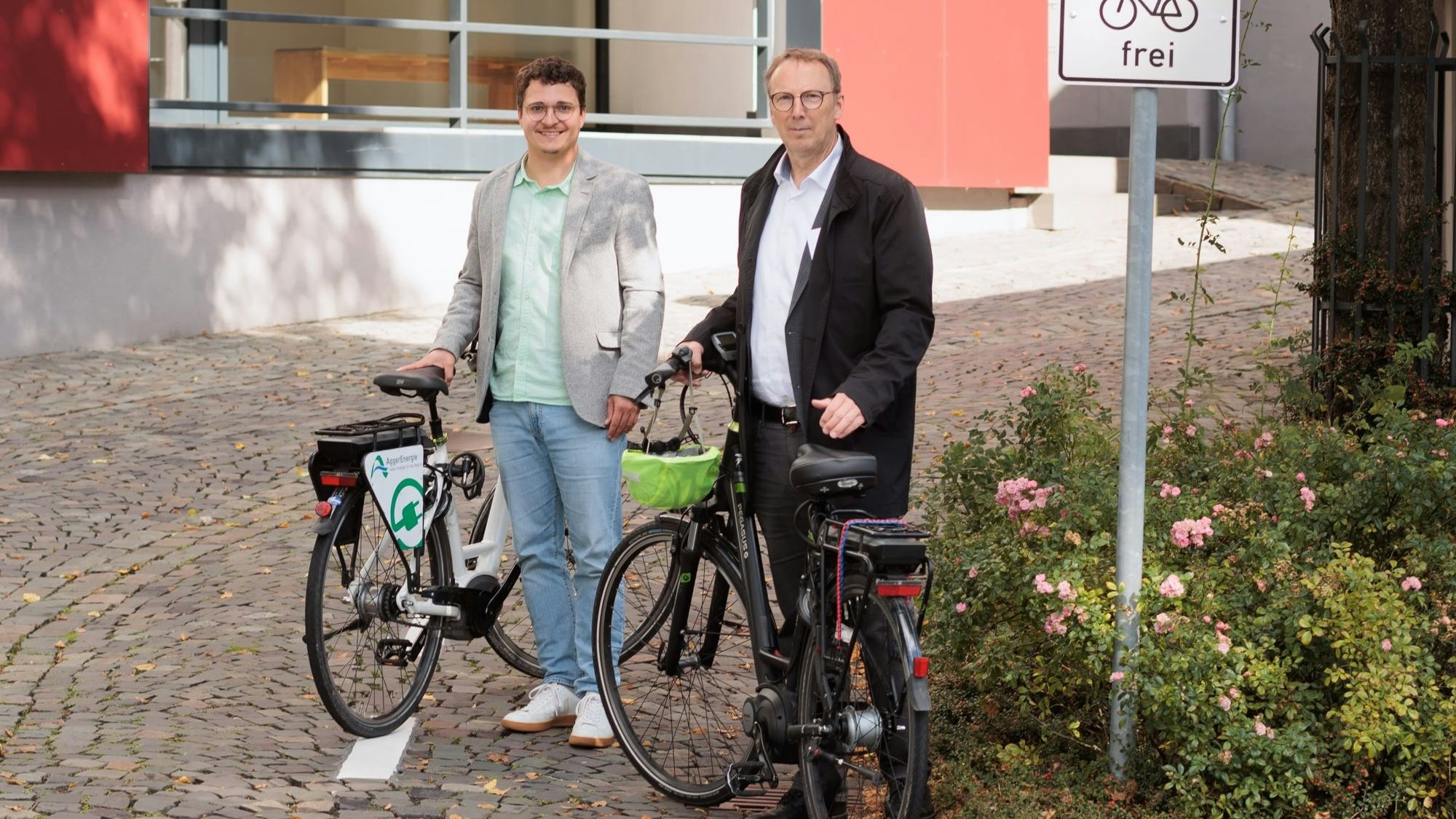 Klimaschutzmanager Felix Borscz und Dezernetn Jürgen Hefner stehen mit Fahrrädern nebeneinander.
