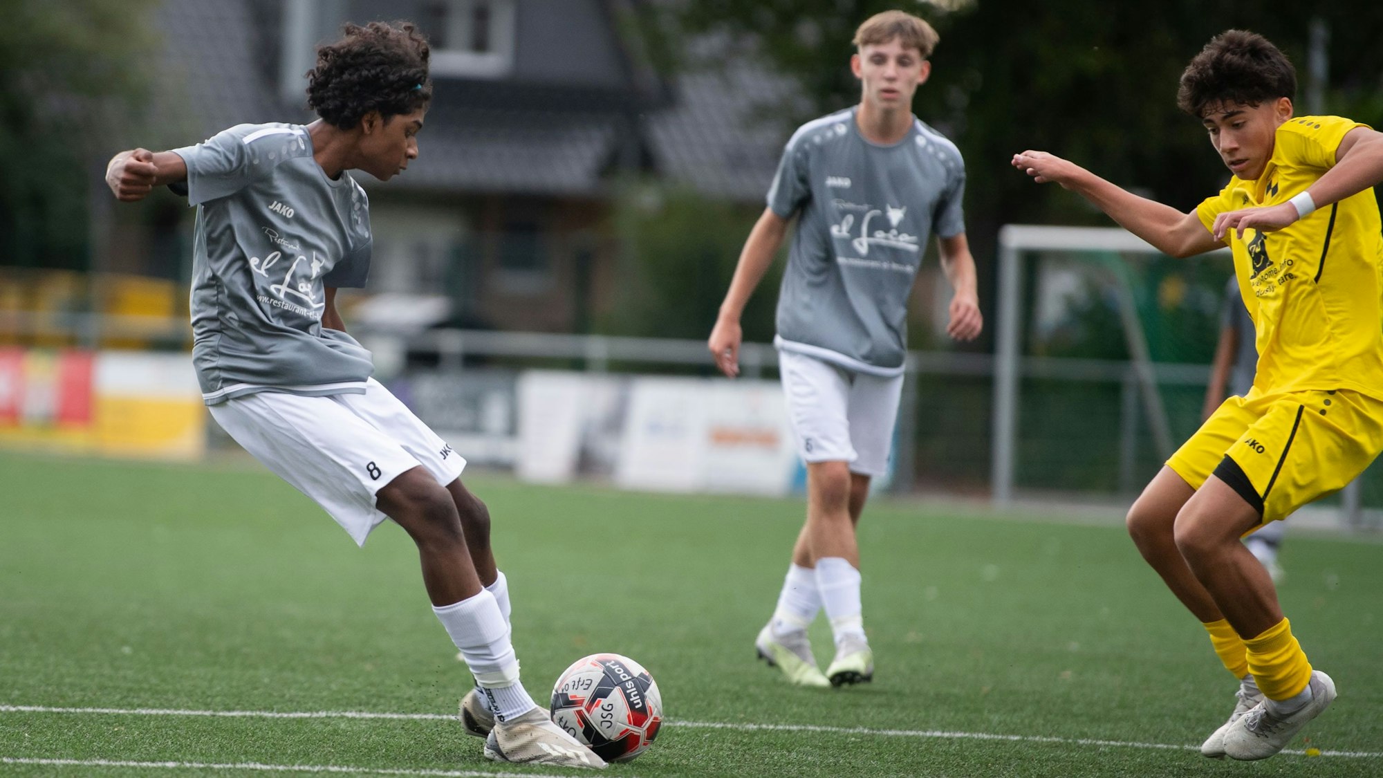 Ein Fußballspieler der JSG Erft schießt einen Ball weg.