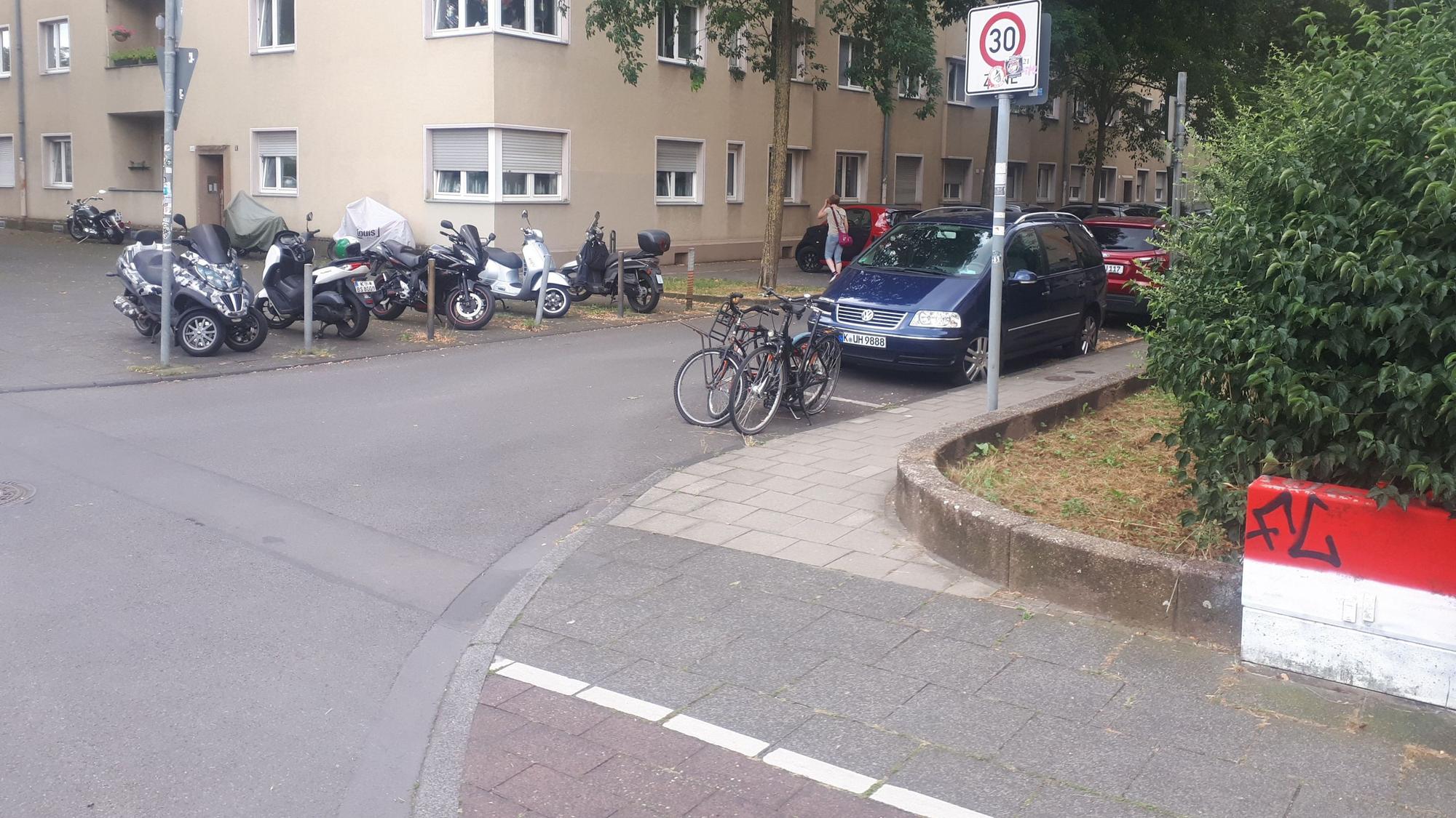 Zu sehen ist die Einmündung Barbarastraße / Sprengelstraße in Köln-Riehl.