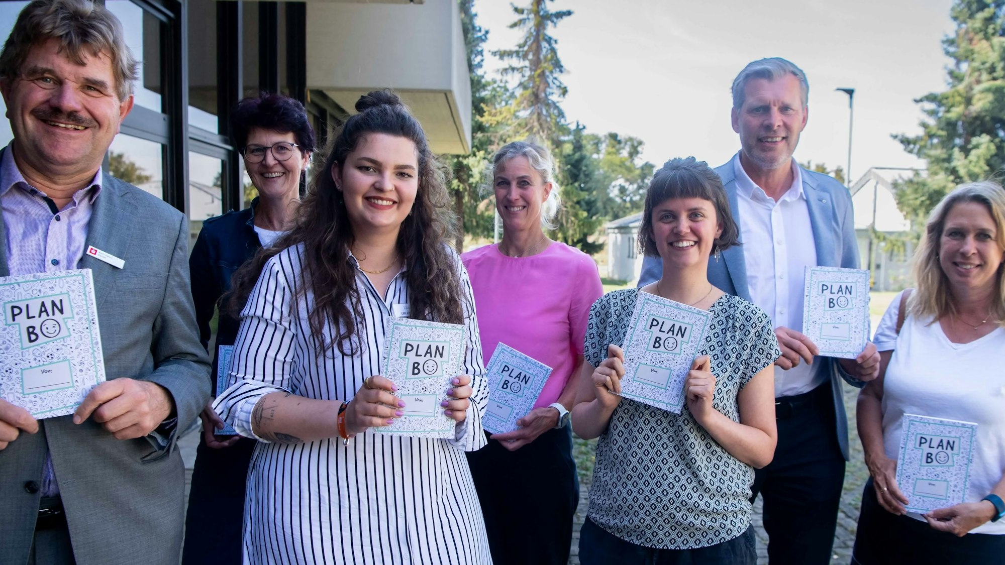 Das Bild zeigt die Protagonisten des Plan BO vor der Kreisverwaltung in Euskirchen.