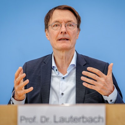 Karl Lauterbach (SPD), Bundesminister für Gesundheit, gibt eine Pressekonferen zum Gesundes-Herz-Gesetz im Haus der Bundespressekonferenz.