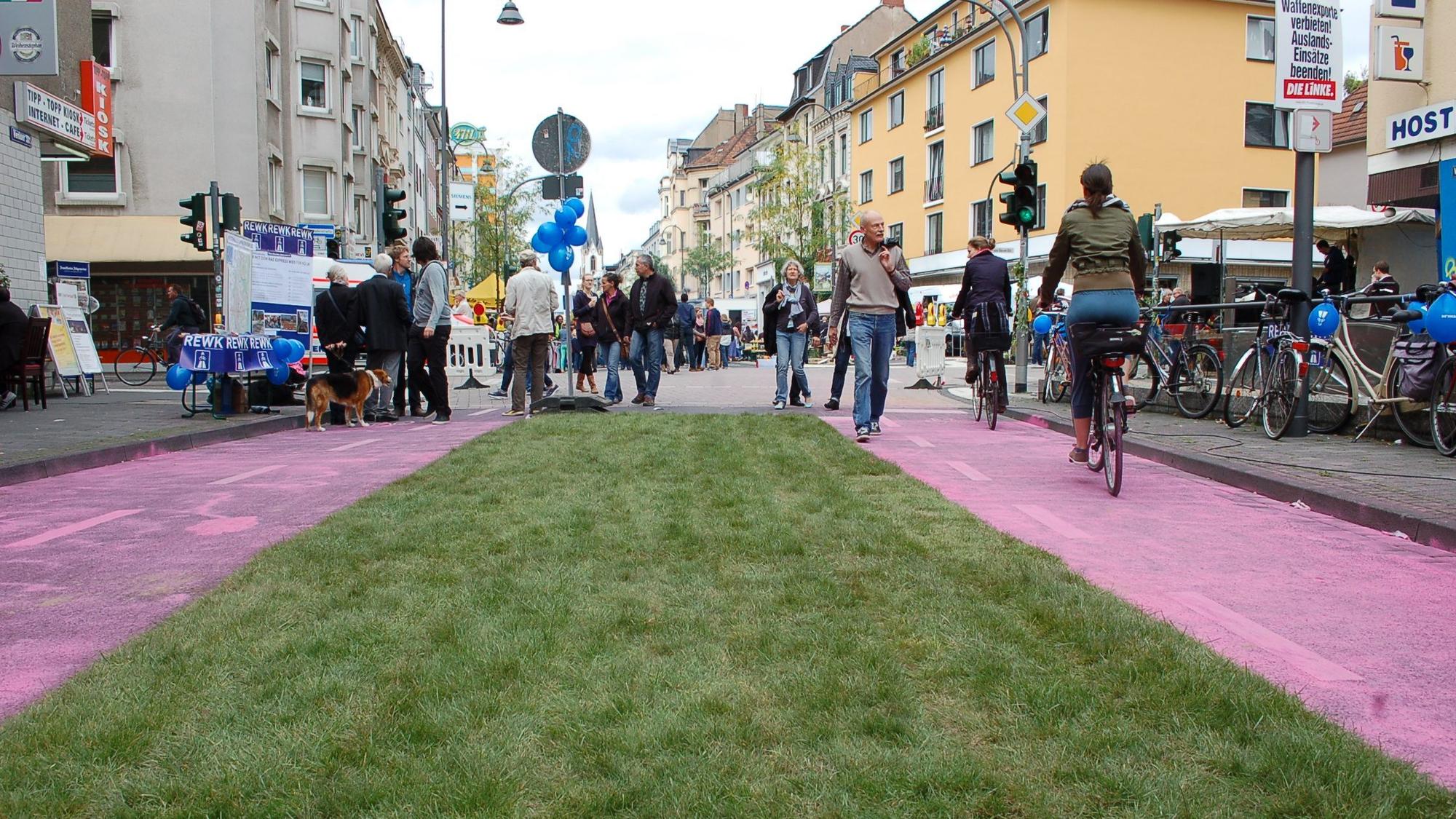 Zu sehen ist die der erste „Tag des guten Lebens“ mit Rollrasen auf der Venloer Straße.