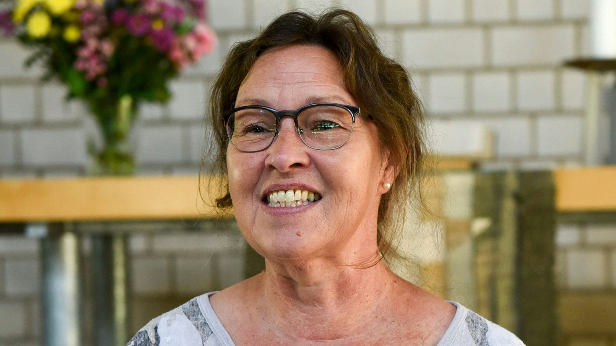 Eine Frau spricht zu ihrem Publikum.