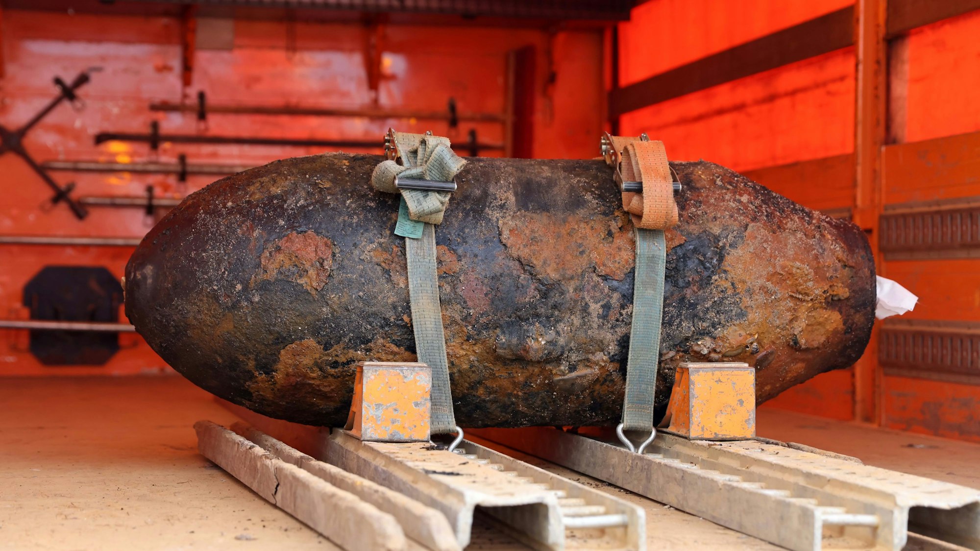 Ein entschärfter Blindgänger liegt befestigt in einem Anhänger.