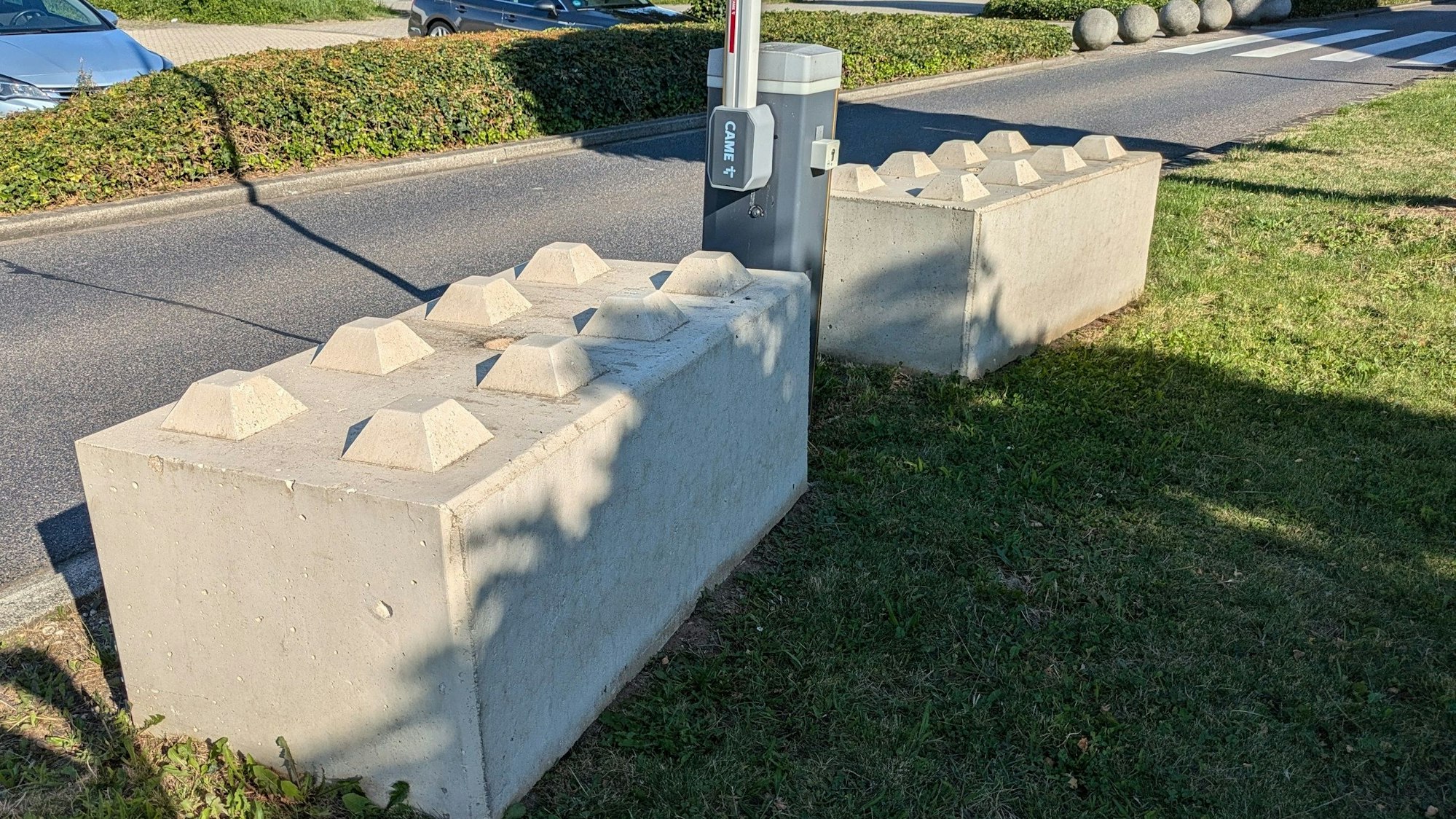 28. August 2024. Bornheim-Roisdorf. Entlang der Raiffeisenstraße reiht sich ein Lkw nach dem anderen vor den Firmen Landgard und Edeka ein. Die Firma Landgard wollte "Legobetonsteine" auf der Straße platzieren, um die Situation zu entschärfen, was die Stadt ablehnte. Foto: Frank Engel-Strebel