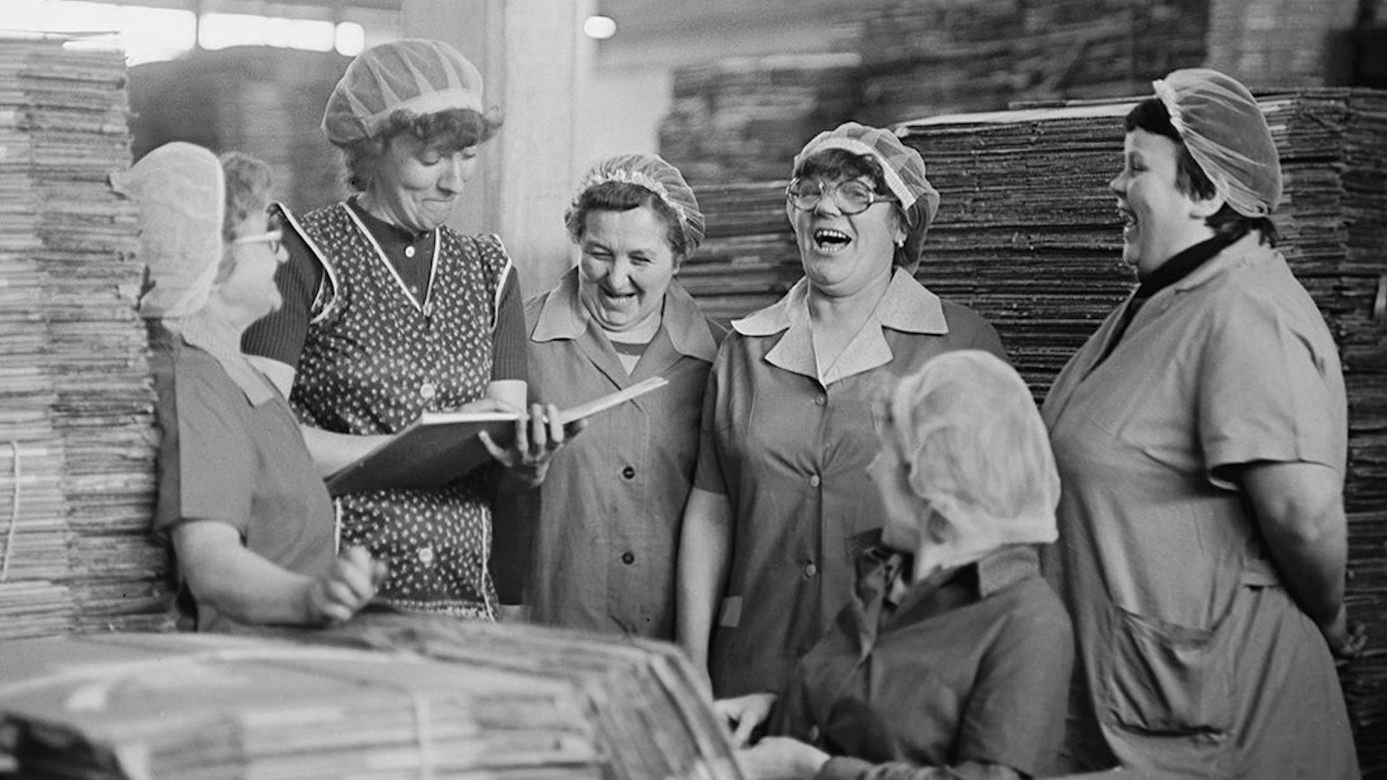 Die Arbeiterinnen-Brigade einer Verpackungsabteilung im VEB Nahrungsmittelkombinat Albert Kuntz Wurzen.