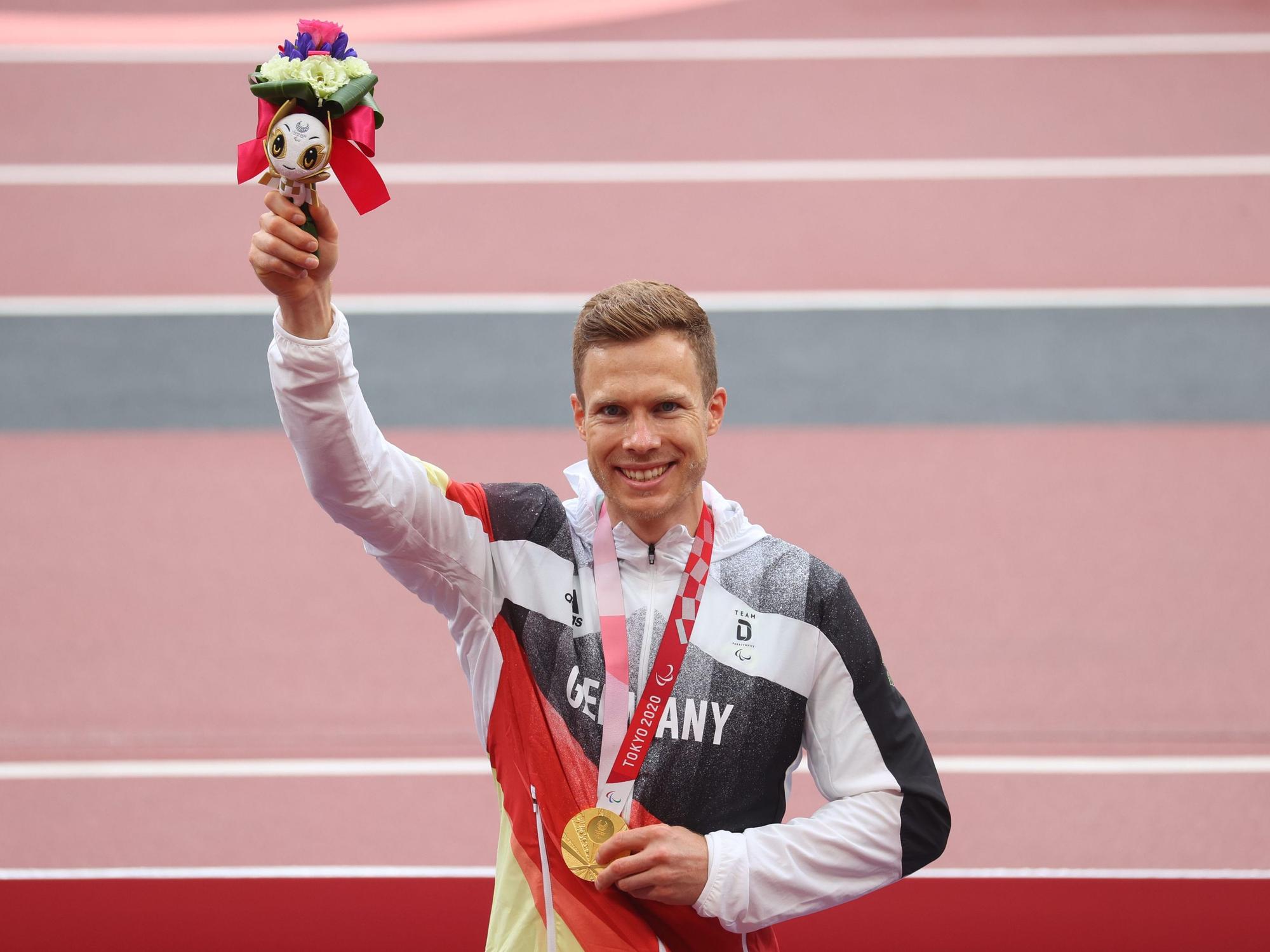 Markus Rehm aus Deutschland bei der Siegerehrung in Tokio 2021. In Paris will er erneut Gold holen. (Archivbild)