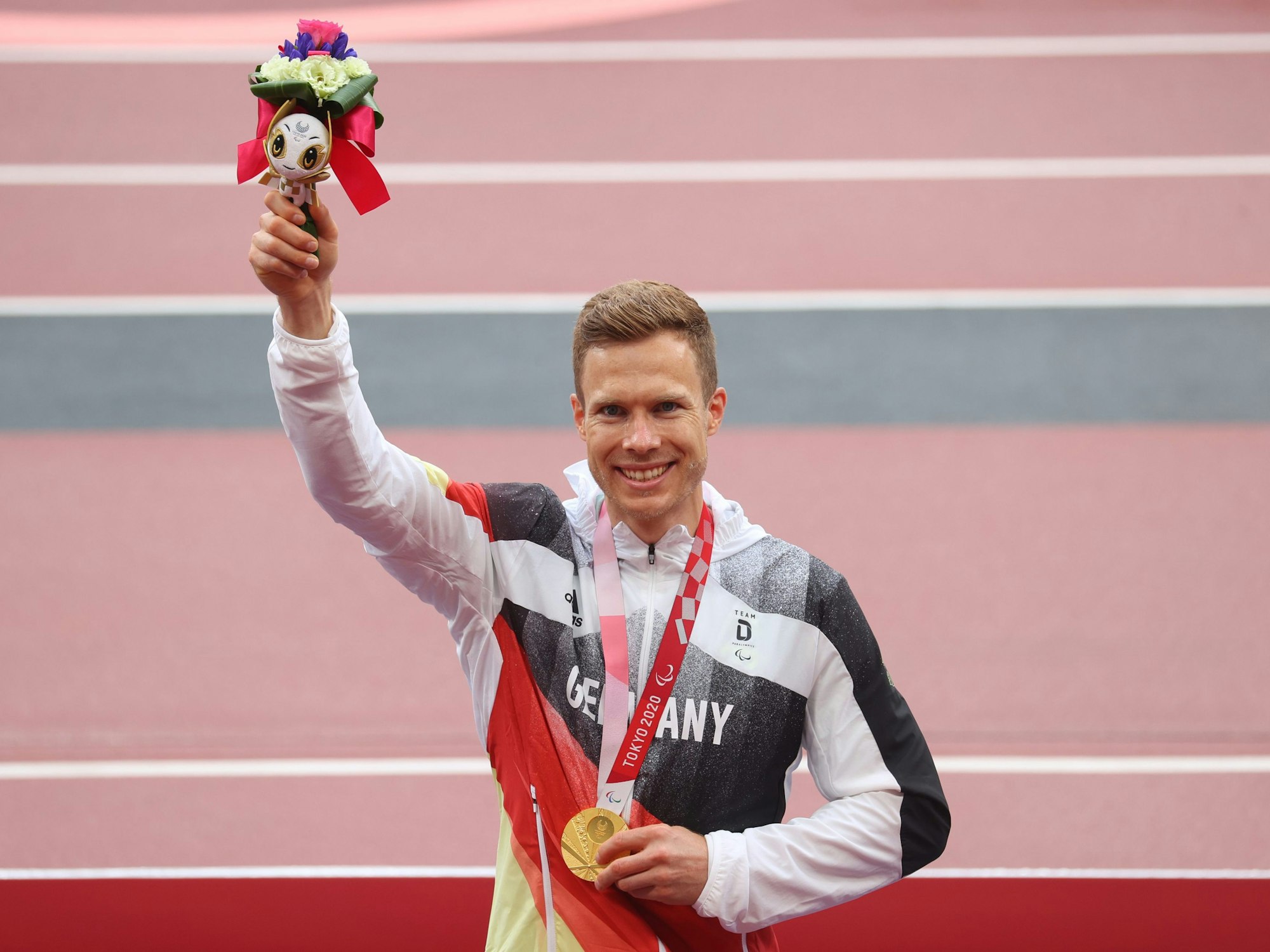 Markus Rehm aus Deutschland bei der Siegerehrung in Tokio 2021. In Paris will er erneut Gold holen. (Archivbild)