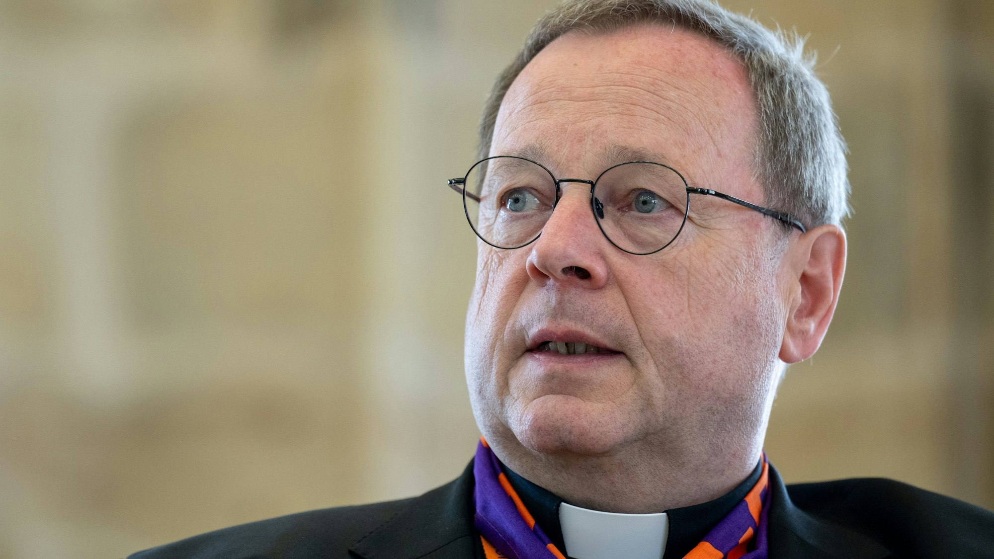 Georg Bätzing, Vorsitzender der Deutschen Bischofskonferenz, sitzt im Podium einer Veranstaltung zum Deutschen Katholikentag. (Archivbild)