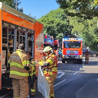 Rettungskräfte stehen am einem Rettungswagen.