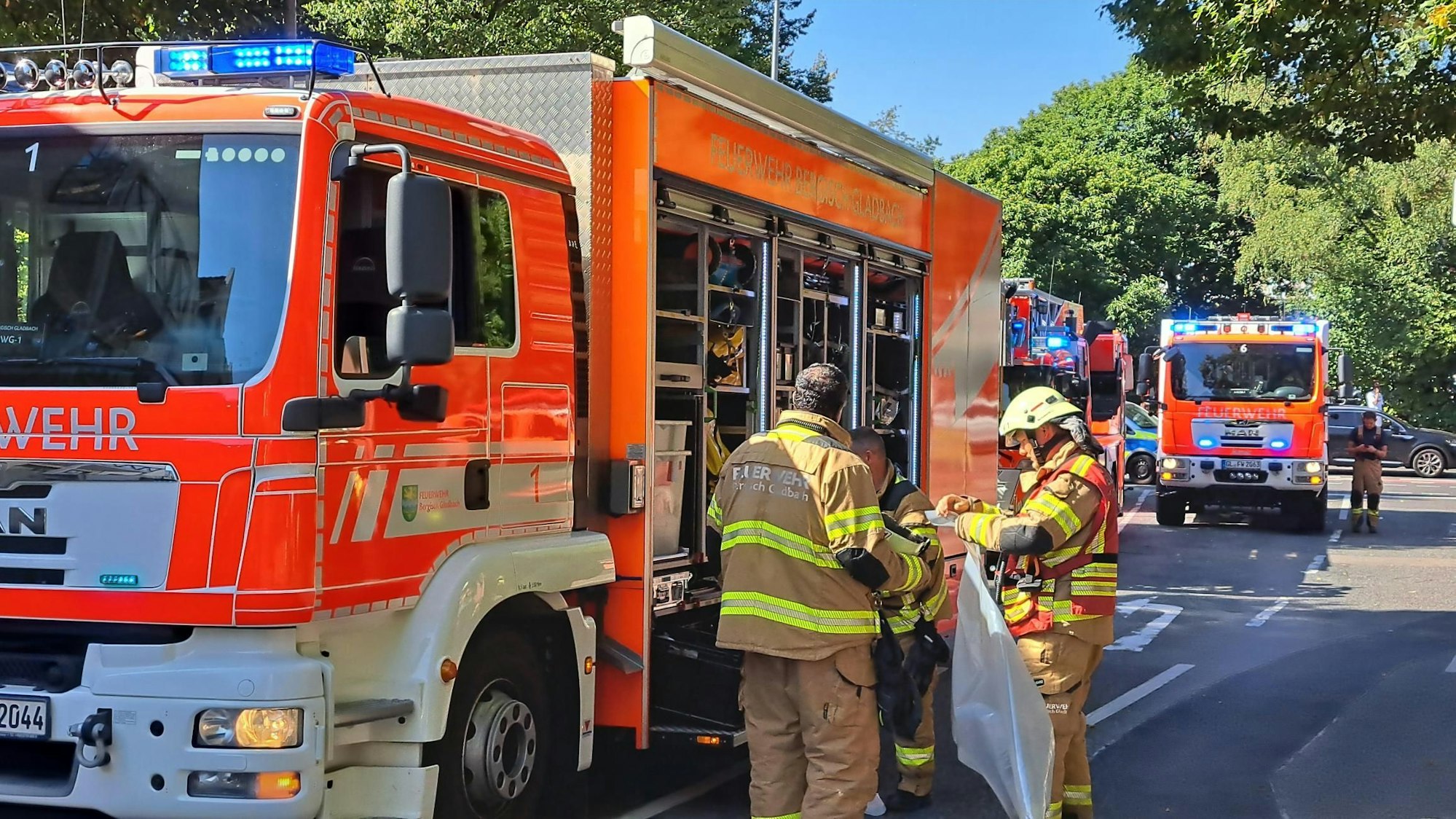 Rettungskräfte stehen am einem Rettungswagen.