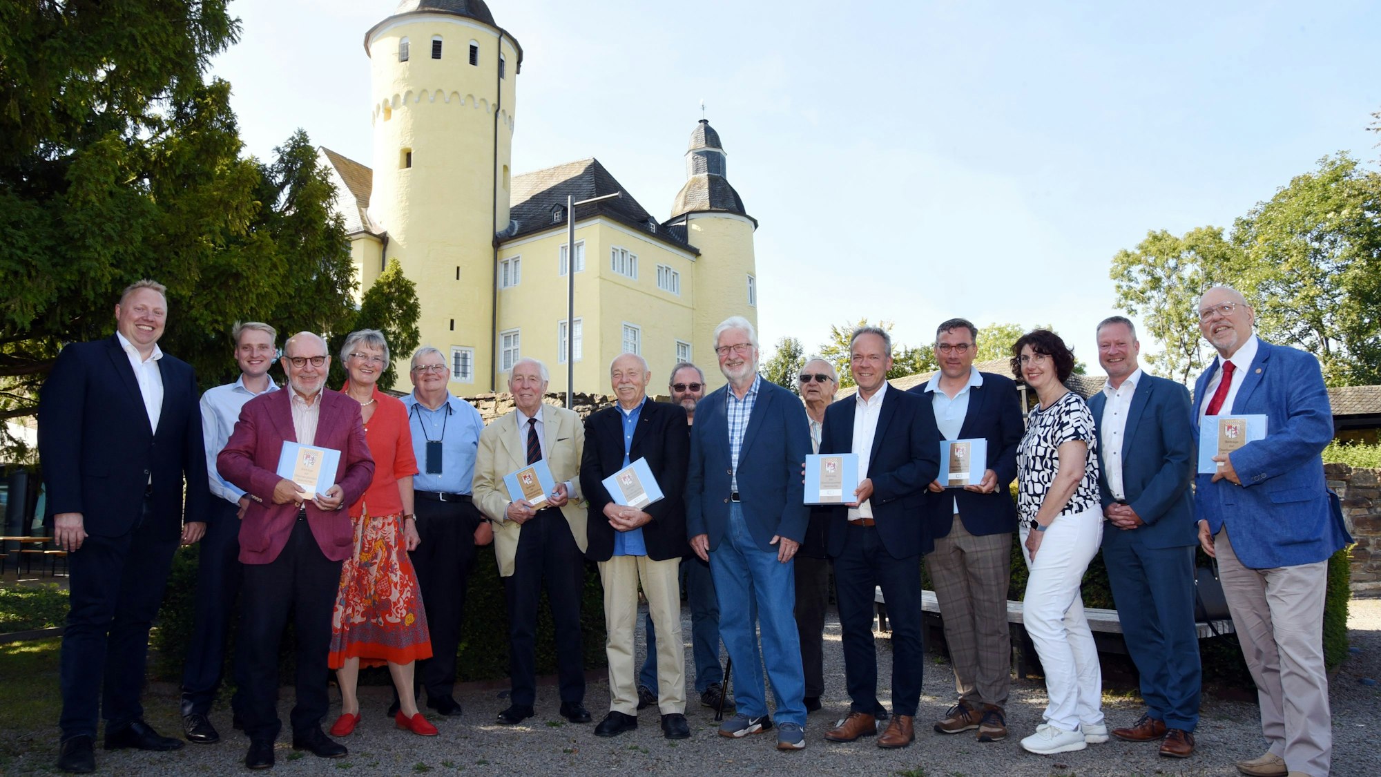 Auf Schloss Homburg präsentierten Autoren und Sponsoren das neue Buch.