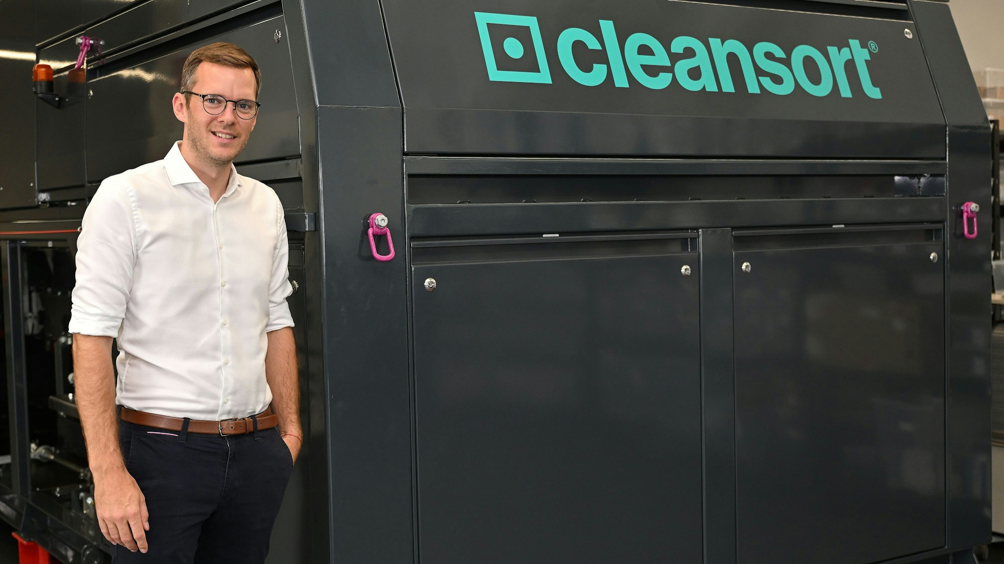 Philipp Soest steht vor dem Laser, der gut geschützt ist und auf dem Schrottplatz eingesetzt wird.