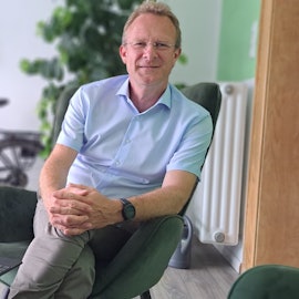 Der grüne Bundestagsabgeordnete Maik Außendorf in seinem Bergisch Gladbacher Wahlkreisbüro an der Laurentiusstraße.