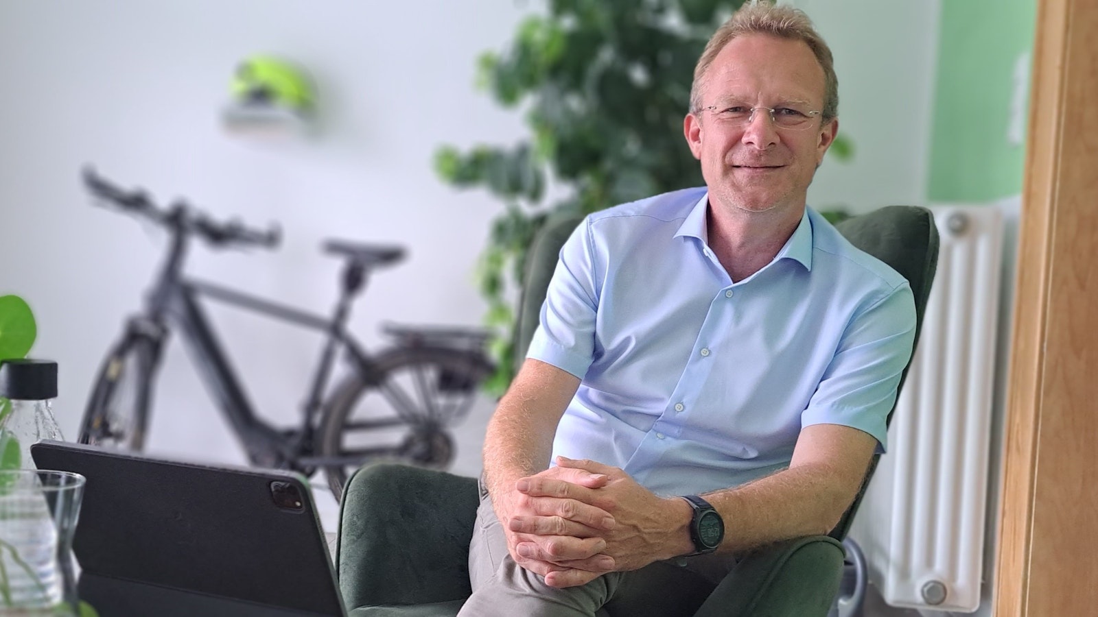 Der grüne Bundestagsabgeordnete Maik Außendorf in seinem Bergisch Gladbacher Wahlkreisbüro an der Laurentiusstraße.