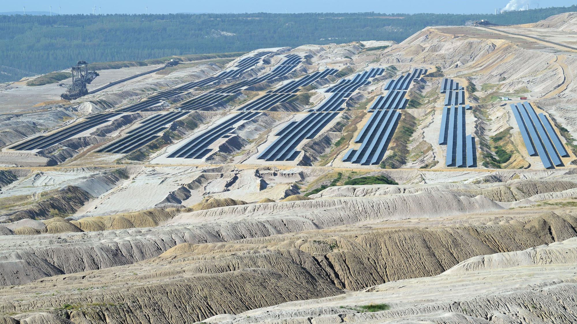 Photovoltaikmodule im Tagebau Hambach. (Symbolfoto)