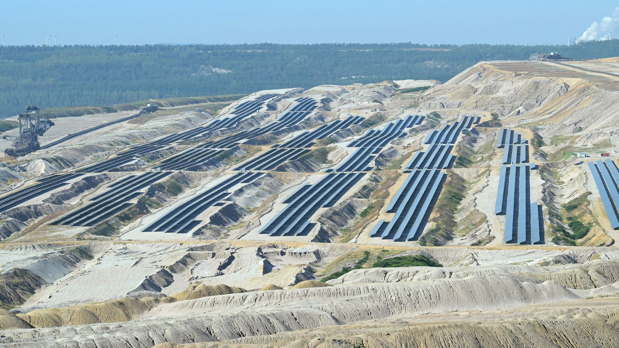 Das Bild zeigt den Tagebau Hambach, in dem 87 000 Solarmodule verlegt wurden.