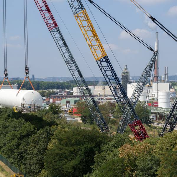 Symbol des Umbaus. 50 Meter lang und sechs Meter dick ist der Bio-LNG-Tank, den Kräne ins Werk heben.