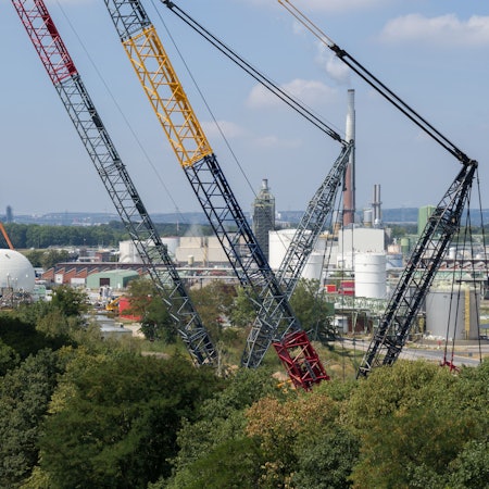 Symbol des Umbaus. 50 Meter lang und sechs Meter dick ist der Bio-LNG-Tank, den Kräne ins Werk heben.