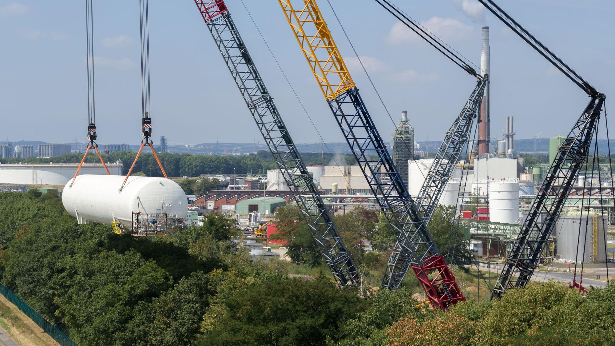 Symbol des Umbaus. 50 Meter lang und sechs Meter dick ist der Bio-LNG-Tank, den Kräne ins Werk heben.