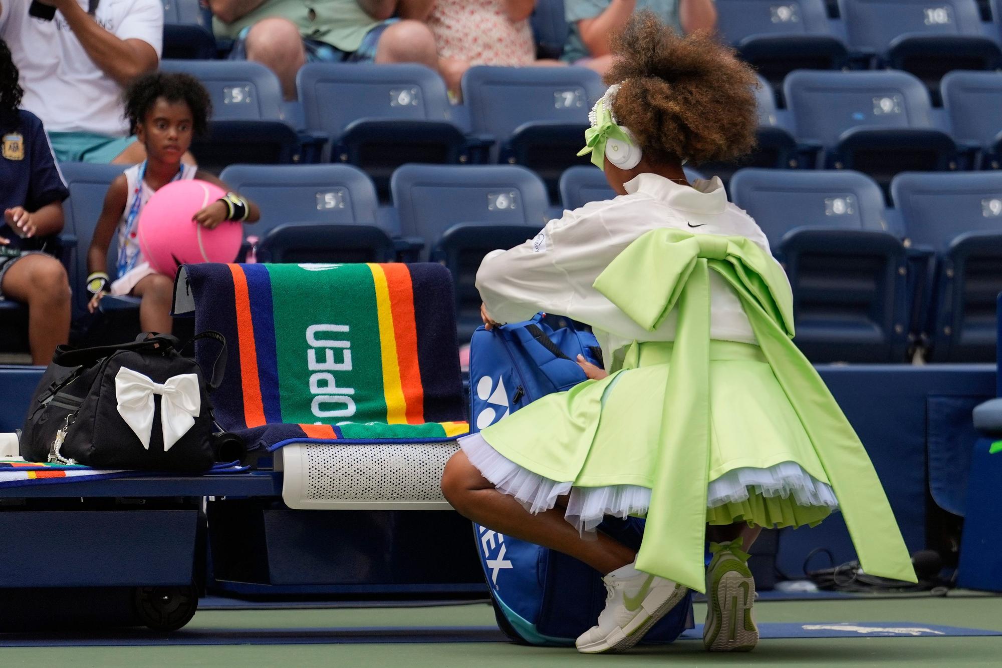 dpatopbilder - 27.08.2024, USA, New York: Tennis: Grand Slam/WTA-Tour - US Open, Einzel, Damen, 1. Runde, Osaka (Japan) - Ostapenko (Lettland): Die Japanerin Naomi Osaka bereitet sich auf das Spiel vor. Foto: Seth Wenig/AP +++ dpa-Bildfunk +++