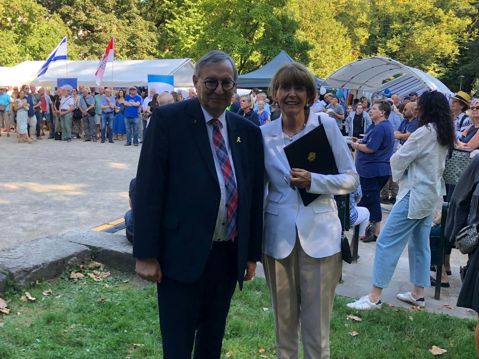 Abraham Lehrer und Oberbürgermeisterin Henriette Reker auf dem Rathenauplatz.