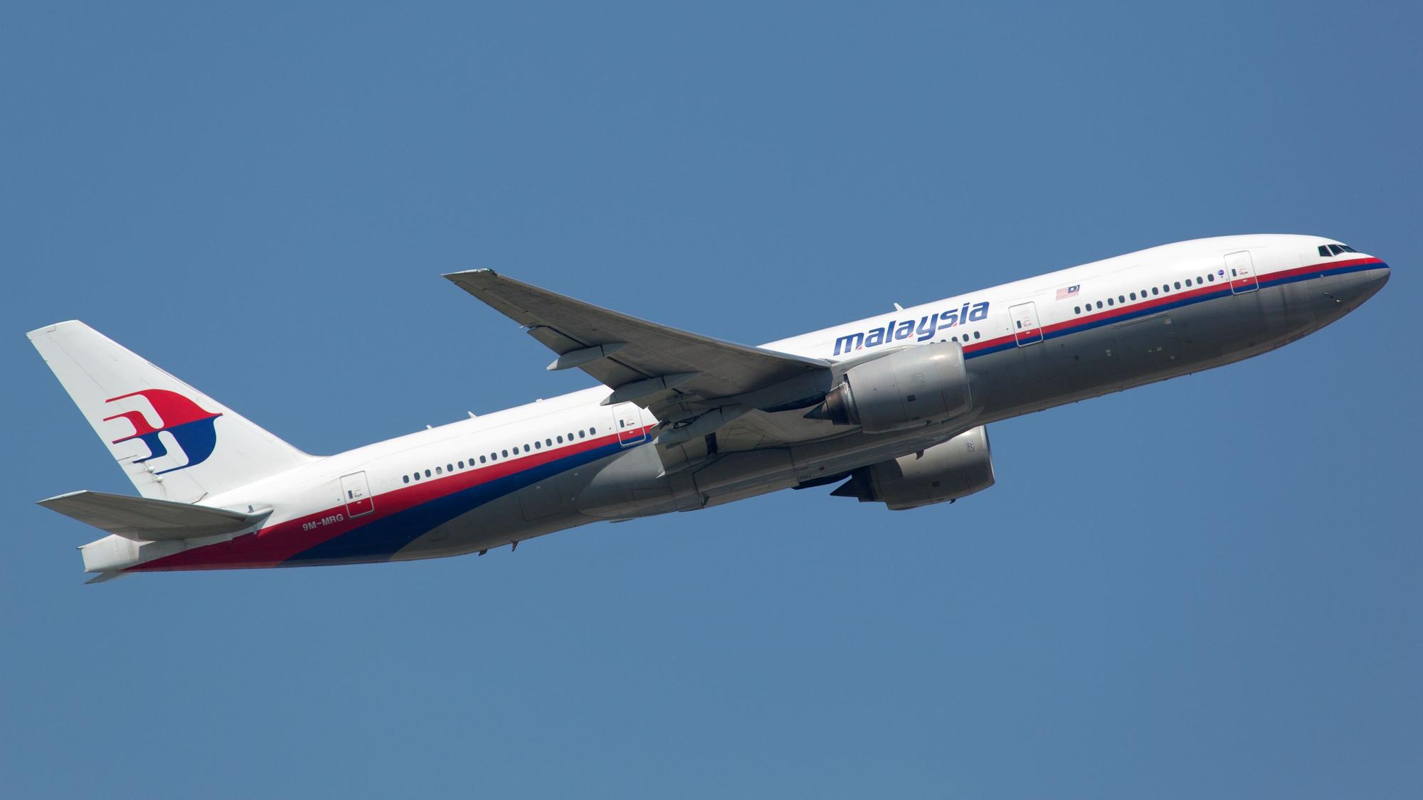 Eine Malaysia Airlines Boeing 777-200 hebt ab.