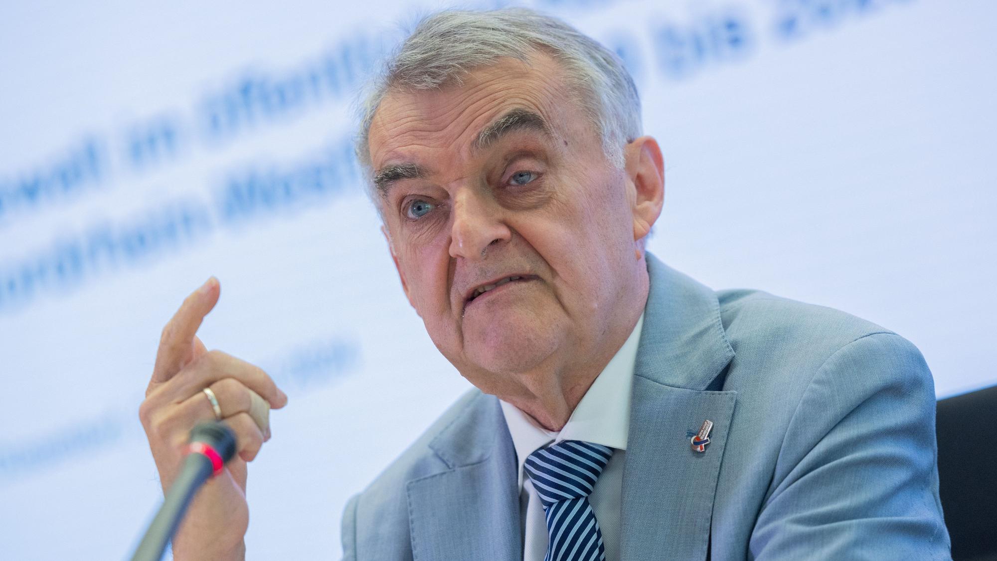 Düsseldorf: Herbert Reul (CDU), Innenminister von Nordrhein-Westfalen, spricht bei bei einem Pressetermin im Ministerium über das Thema „Gewaltkriminalität mit dem Tatmittel Messer im öffentlichen Raum“.