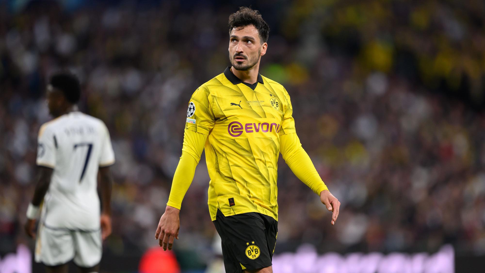 Mats Hummels steht im Londoner Wembley Stadion auf dem Feld.