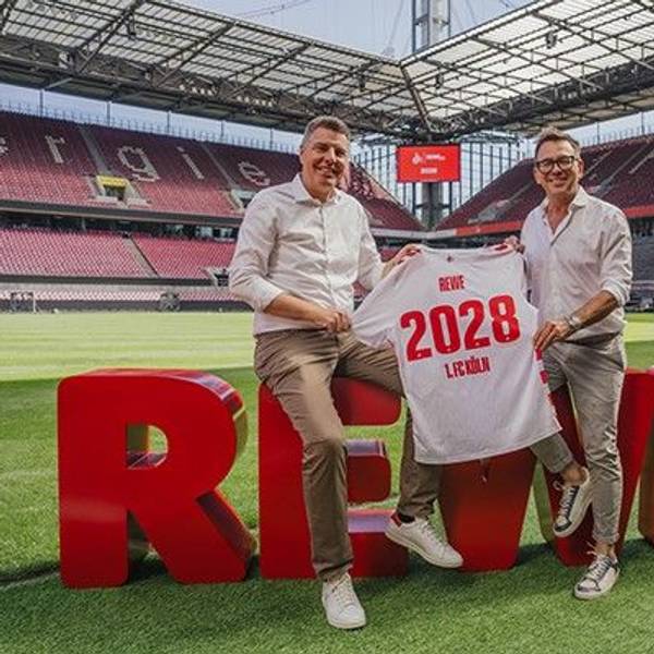 Sven Spork (l.), Bereichsvorstand der Rewe, und Markus Rejek, Geschäftsführer des 1. FC Köln, freuen sich über die weitere Zusammenarbeit.