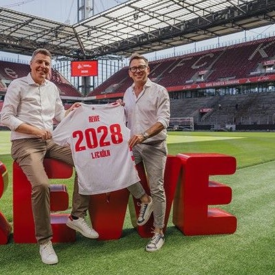 Sven Spork (l.), Bereichsvorstand der Rewe, und Markus Rejek, Geschäftsführer des 1. FC Köln, freuen sich über die weitere Zusammenarbeit.