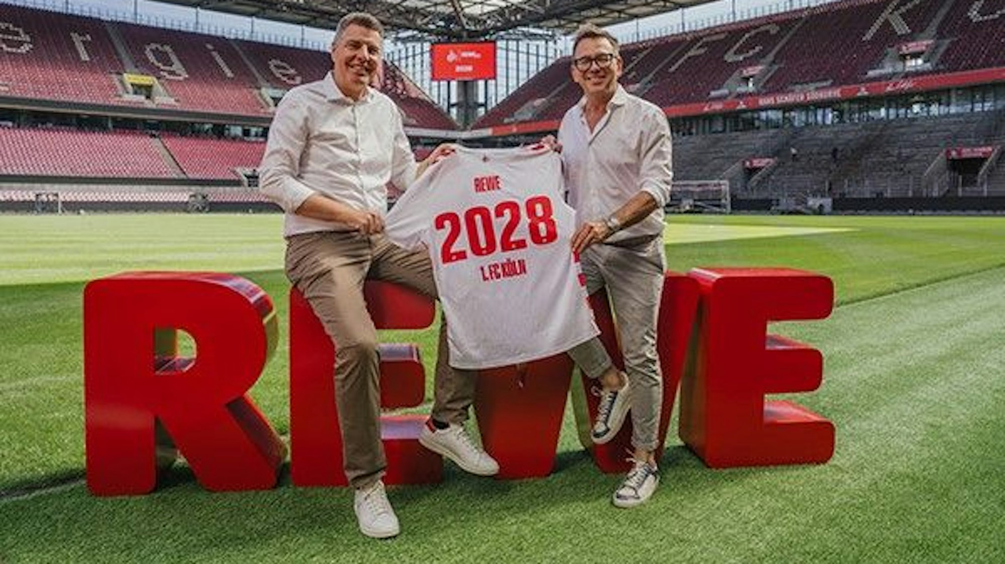 Sven Spork (l.), Bereichsvorstand der Rewe, und Markus Rejek, Geschäftsführer des 1. FC Köln, freuen sich über die weitere Zusammenarbeit.