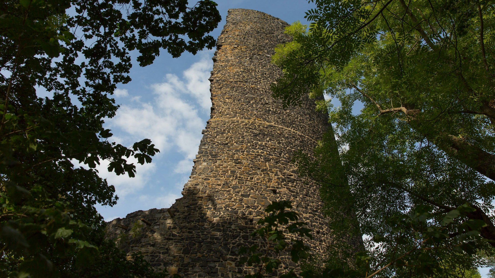 Die Tomburg-Ruine wurde 2017 renoviert. Dazu wurden Mauern freigelegt, heruntergefallene Reste des gesprengten Bergfrieds wurden auf brauchbare Steine untersucht, die zum Aufstocken der Mauern verwendet wurden.