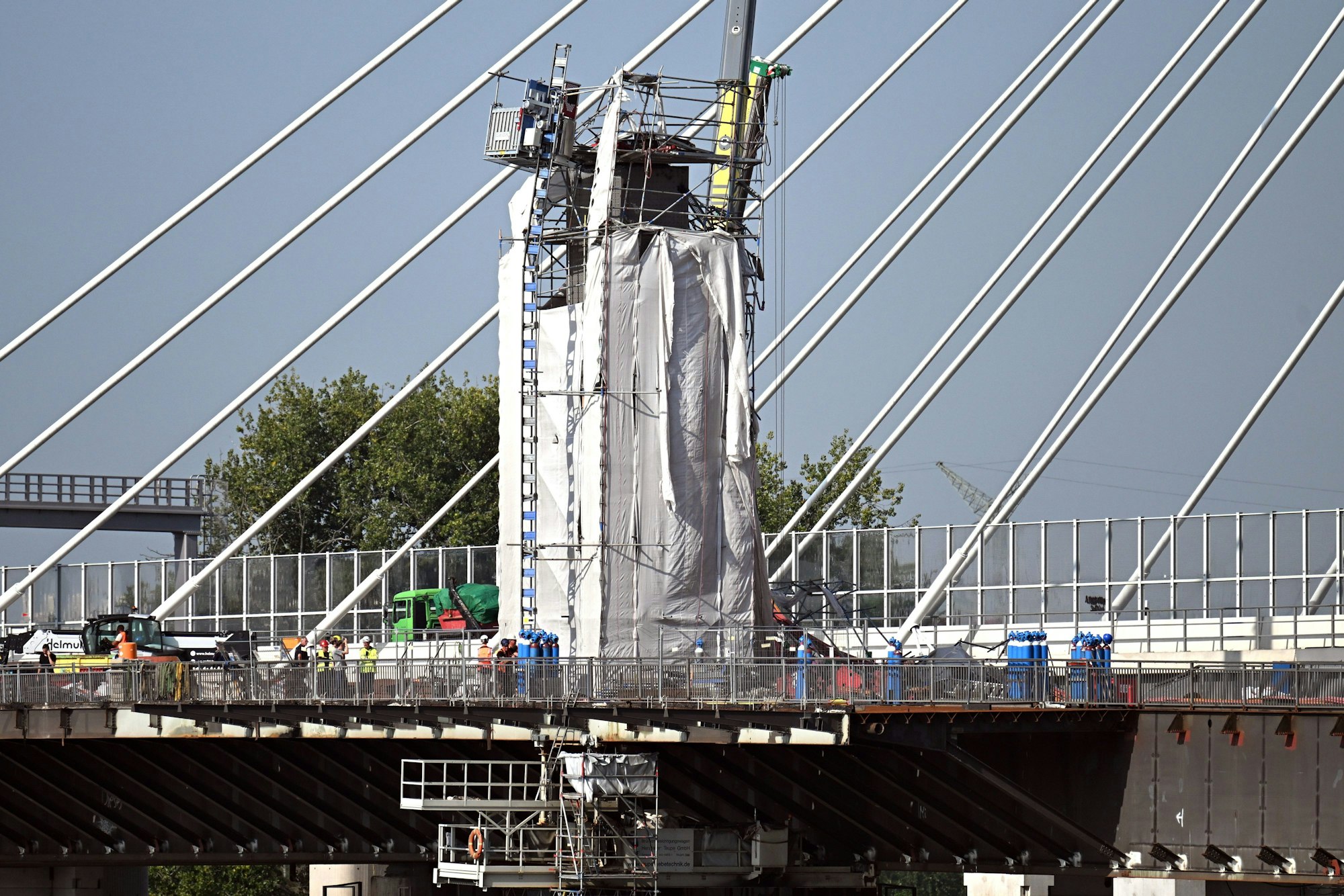 An der alten Leverkusener Rheinbrücke der Autobahn 1 ist es zu einem schweren Unfall mit Totem und mehreren Verletzten gekommen.