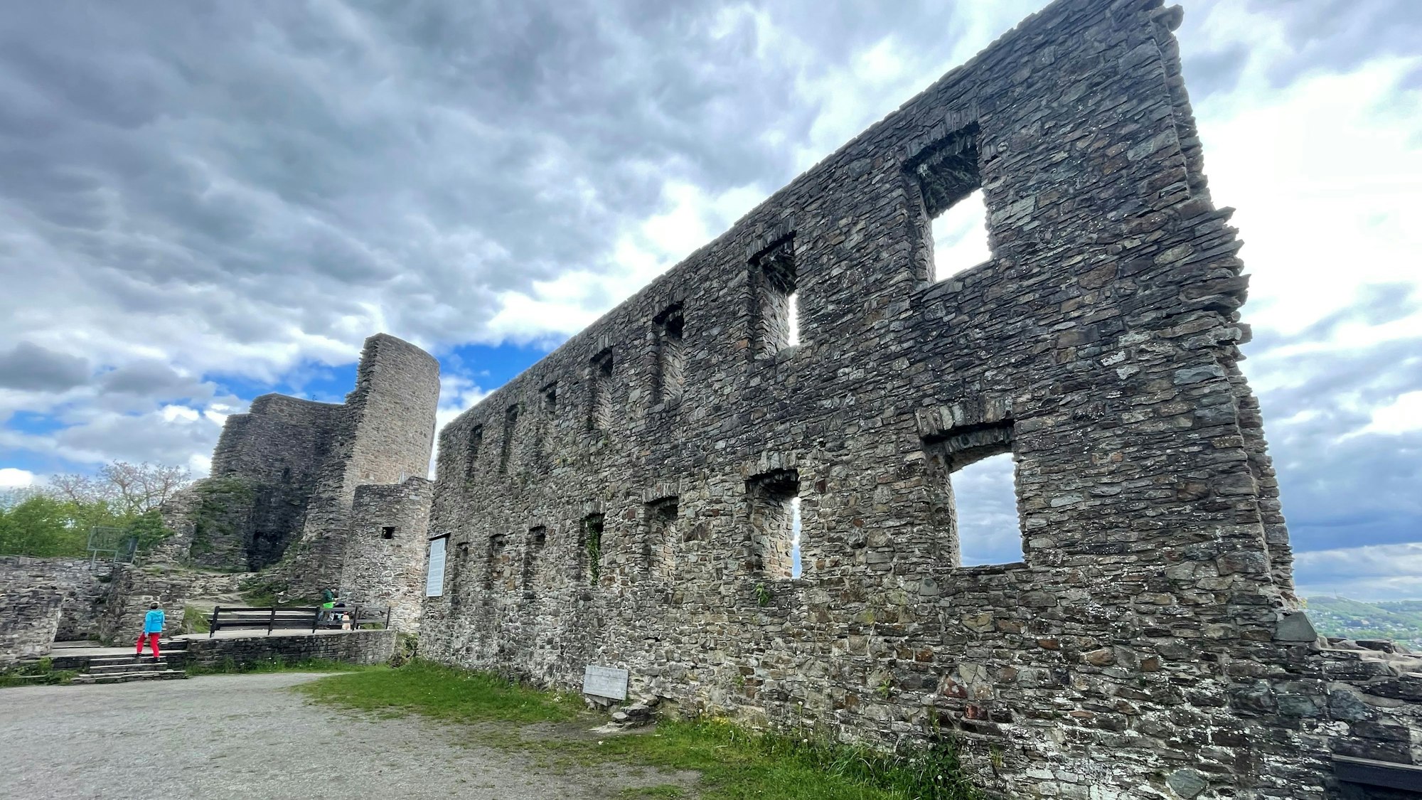 Seit Mai läuft die Kampagne. „Gipfelglück überm Nebelmeer, offline im Hanfbachtal oder lost im Laubwald“, heißt es auf der Internetseite des Rhein-Sieg-Kreises. Das Konzept sieht vor, im Raum Köln und Bonn in Bus und Bahn einzusteigen und nach entspannter Fahrt eine Tour zu starten. Die Trails seien nicht überlaufen und ließen Raum für Extras. Die Burgruine in Windeck.