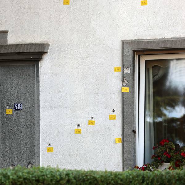 Die Polizei sichert Spuren zahlreicher Schüsse auf ein Wohnhaus in Ostheim.
