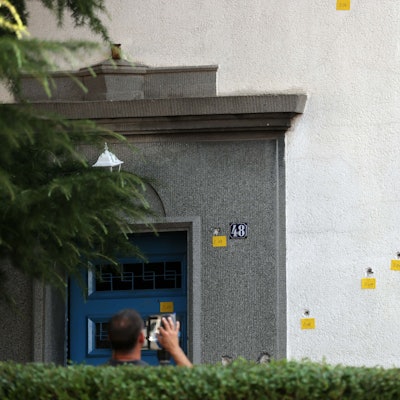 Die Polizei sichert Spuren zahlreicher Schüsse auf ein Wohnhaus in Ostheim.