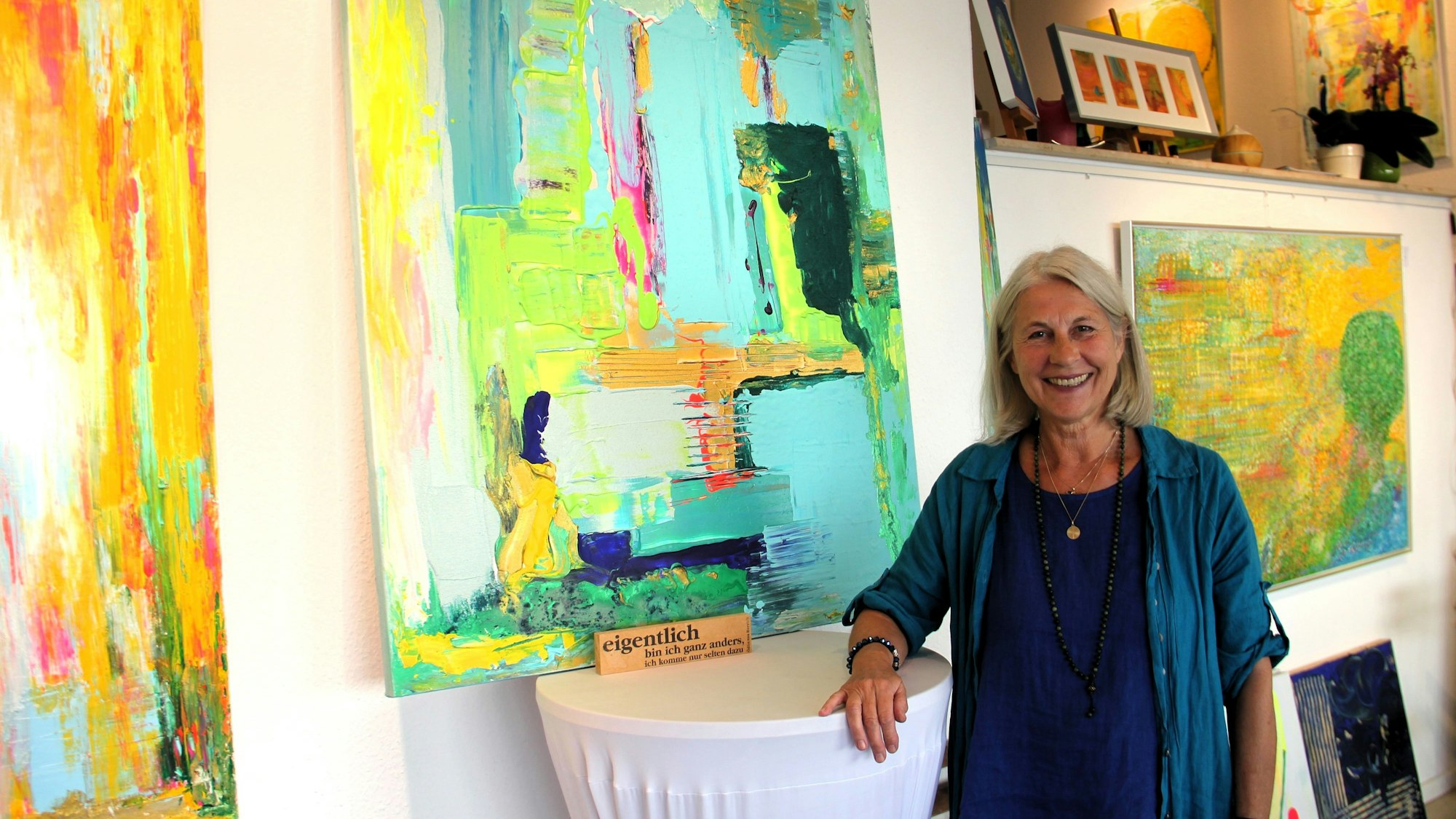 Frau steht vor Kunstwerken