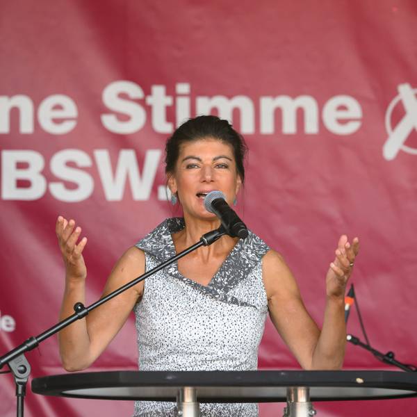 Sahra Wagenknecht, BSW-Bundesvorsitzende, spricht bei einer Wahlkampfveranstaltung des BSW Sachsen zur Landtagswahl auf der Bühne auf dem Schlossplatz.