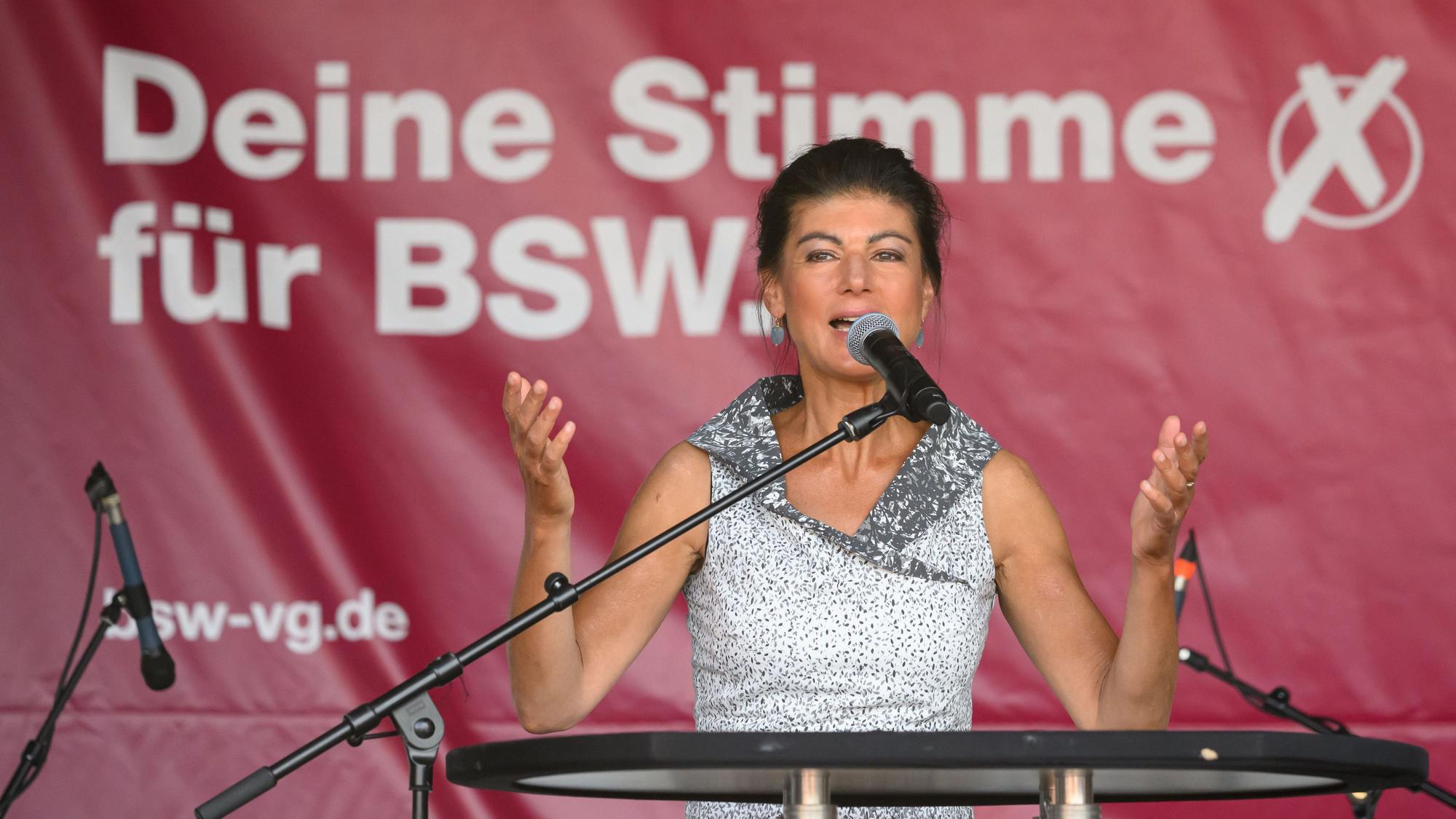 Sahra Wagenknecht, BSW-Bundesvorsitzende, spricht bei einer Wahlkampfveranstaltung des BSW Sachsen zur Landtagswahl auf der Bühne auf dem Schlossplatz.