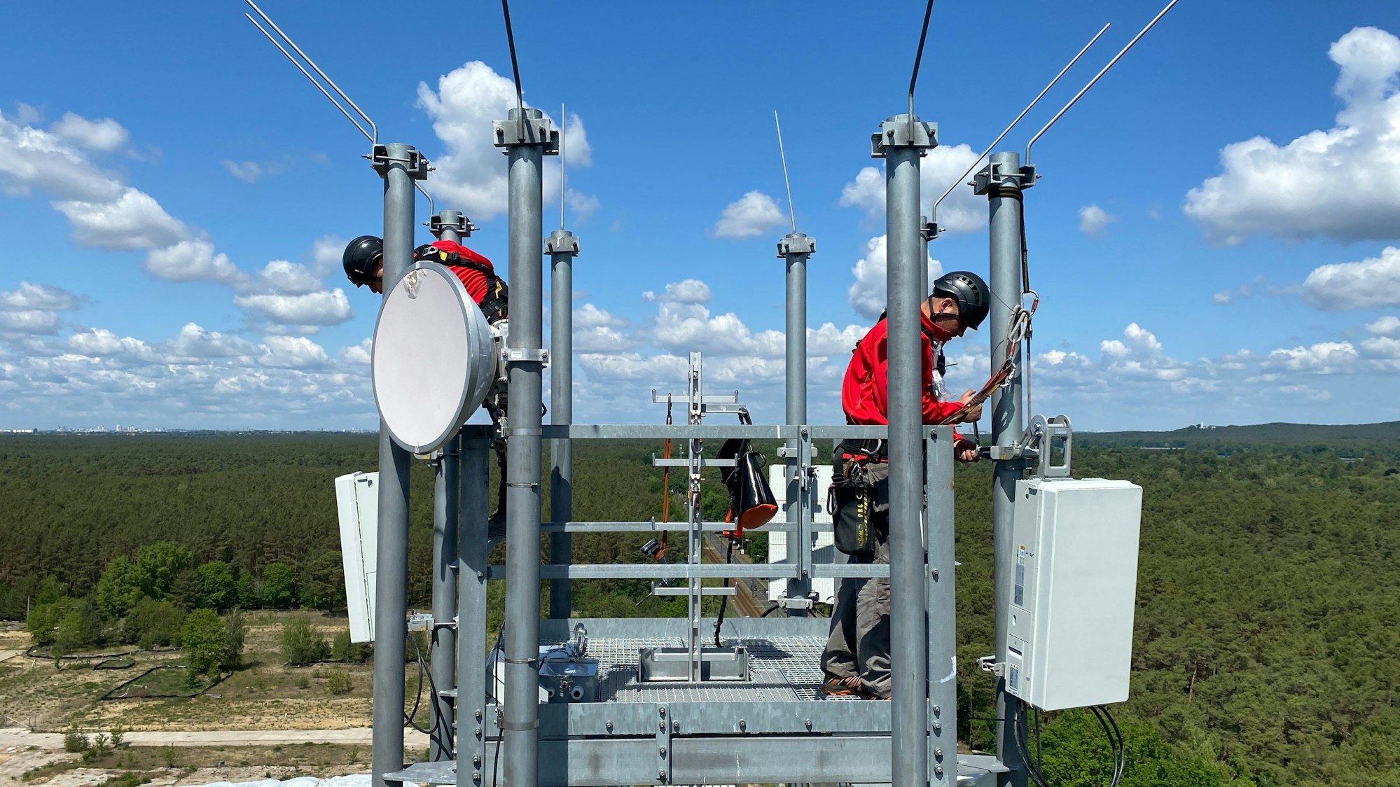 Vodafone baut in Rhein-Berg sein Mobilfunknetz aus - das Bild zeigt Techniker auf einem Vodafone-Funkmast in Berlin.