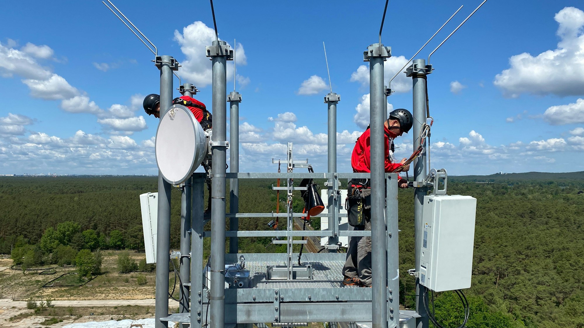 Techniker montieren auf einem Vodafone-Funkmast im Berliner Stadtteil Schmöckwitz in gut 50 Meter Höhe Antennen für die fünfte Mobilfunk-Generation (5G).