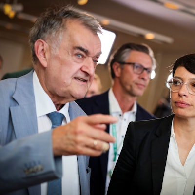 Herbert Reul (CDU, l.), NRW-Innenminister, und Josefine Paul (Bündnis 90/Die Grünen), Ministerin für Kinder, Jugend, Familie, Flucht und Integration, auf dem Weg zu einer Sondersitzung des NRW-Landtags zu Solingen.