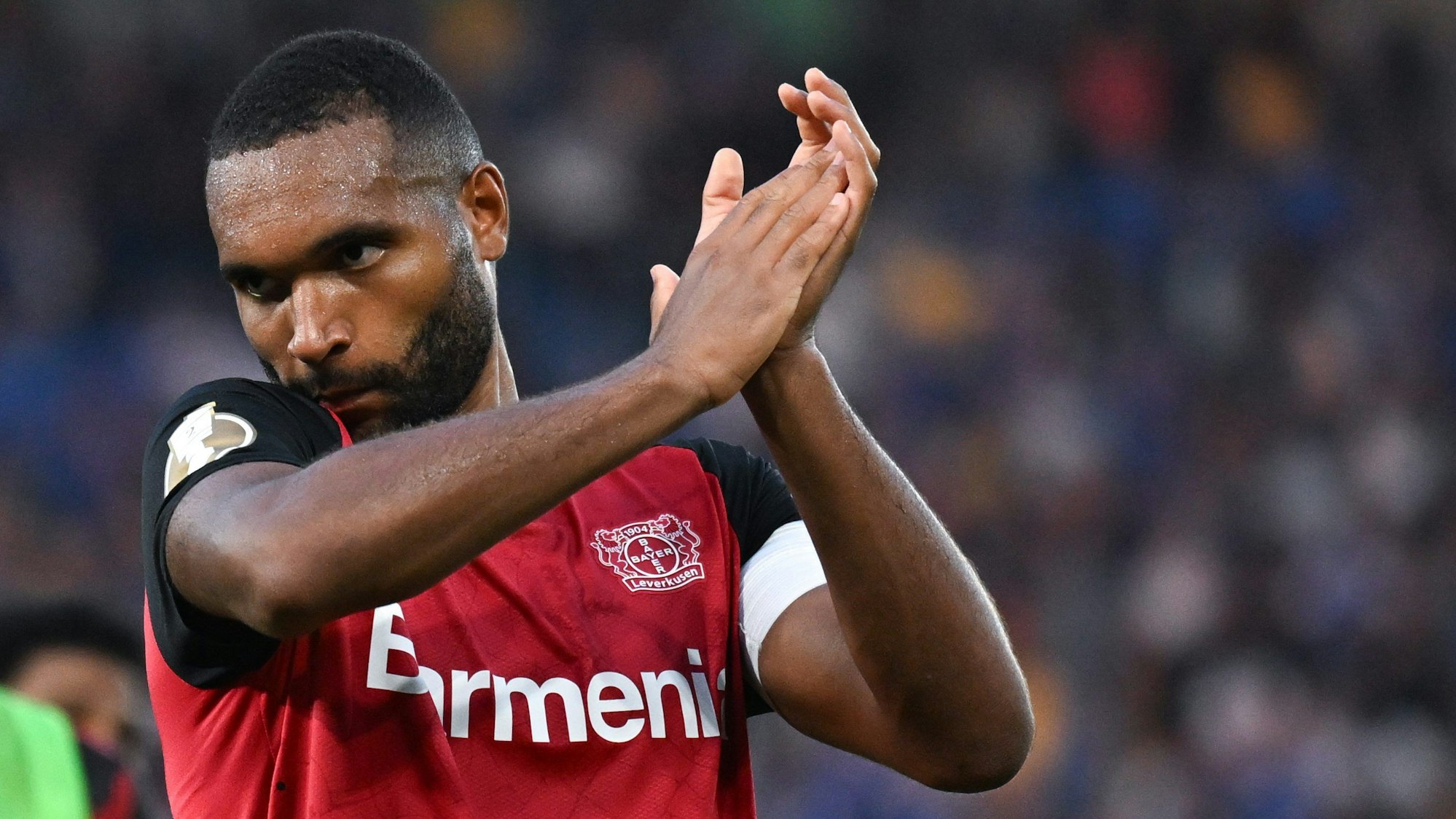 Leverkusens Jonathan Tah reagiert nach dem Abpfiff.