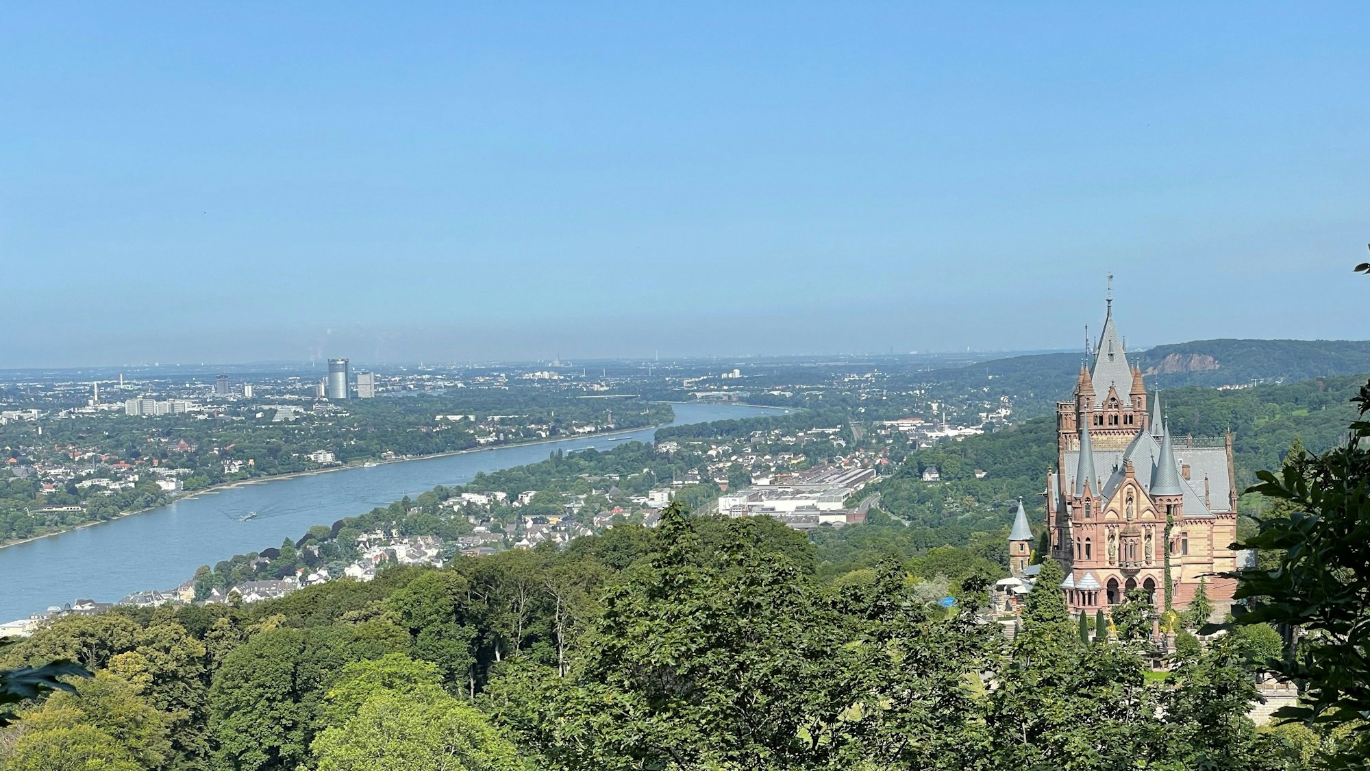 Die Drachenburg im Siebengebirge ist ein beliebtes Ausflugsziel im Kreis: Blick vom Drachenfels auf die Drachenburg und Bonn.