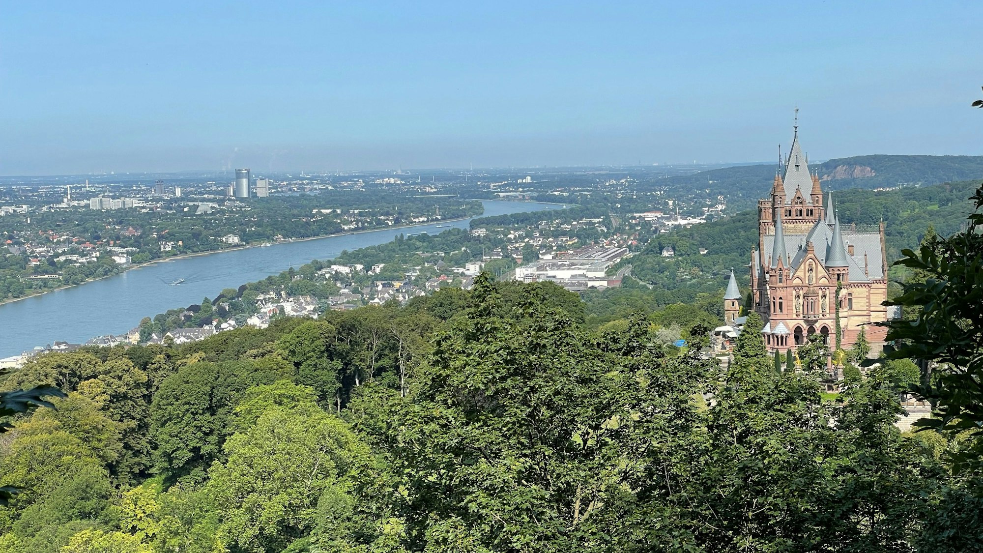 Blick vom Drachenfels auf die Drachenburg und Bonn.