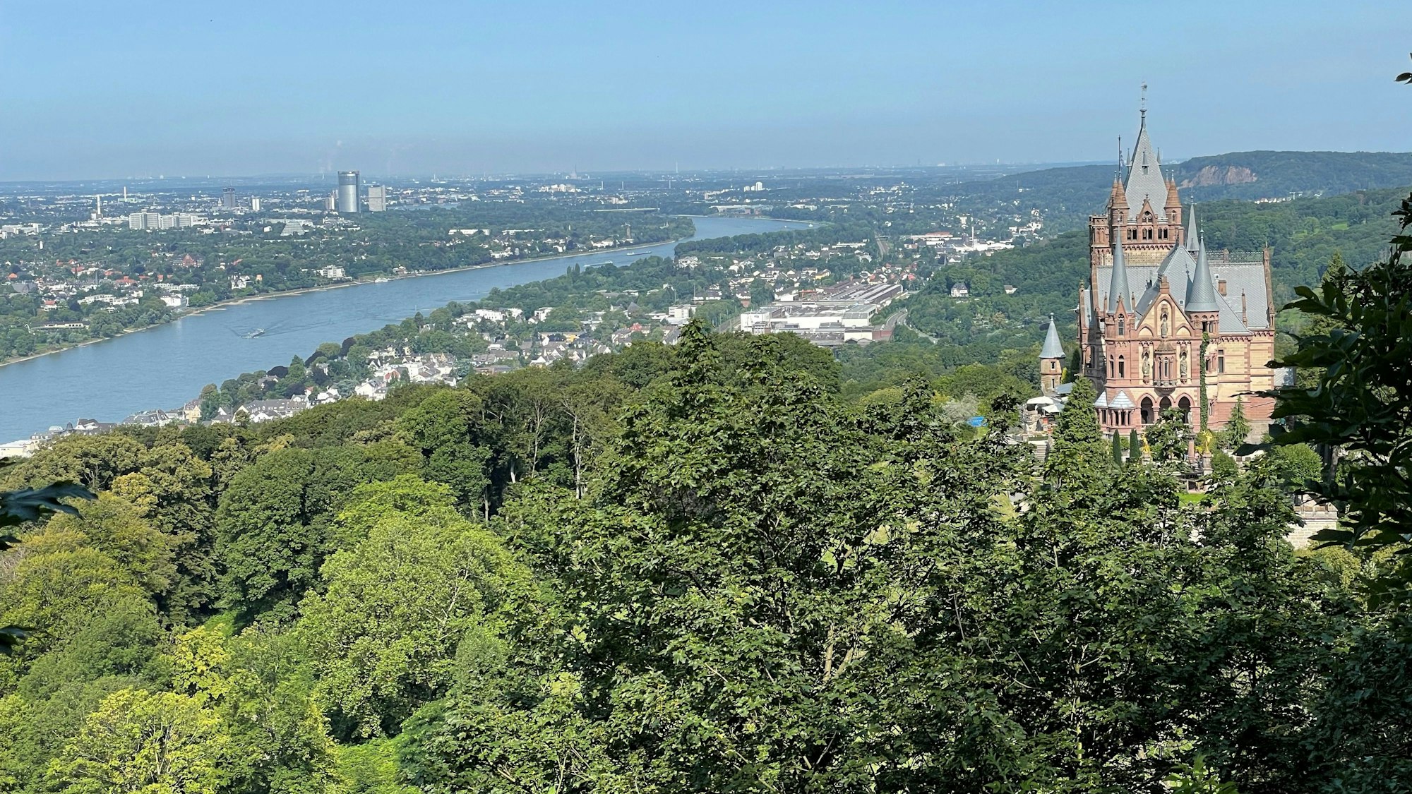 Der Drachenfels und der Blick von dort ins Rheintal locken jährlich viele Touristen in die Region.