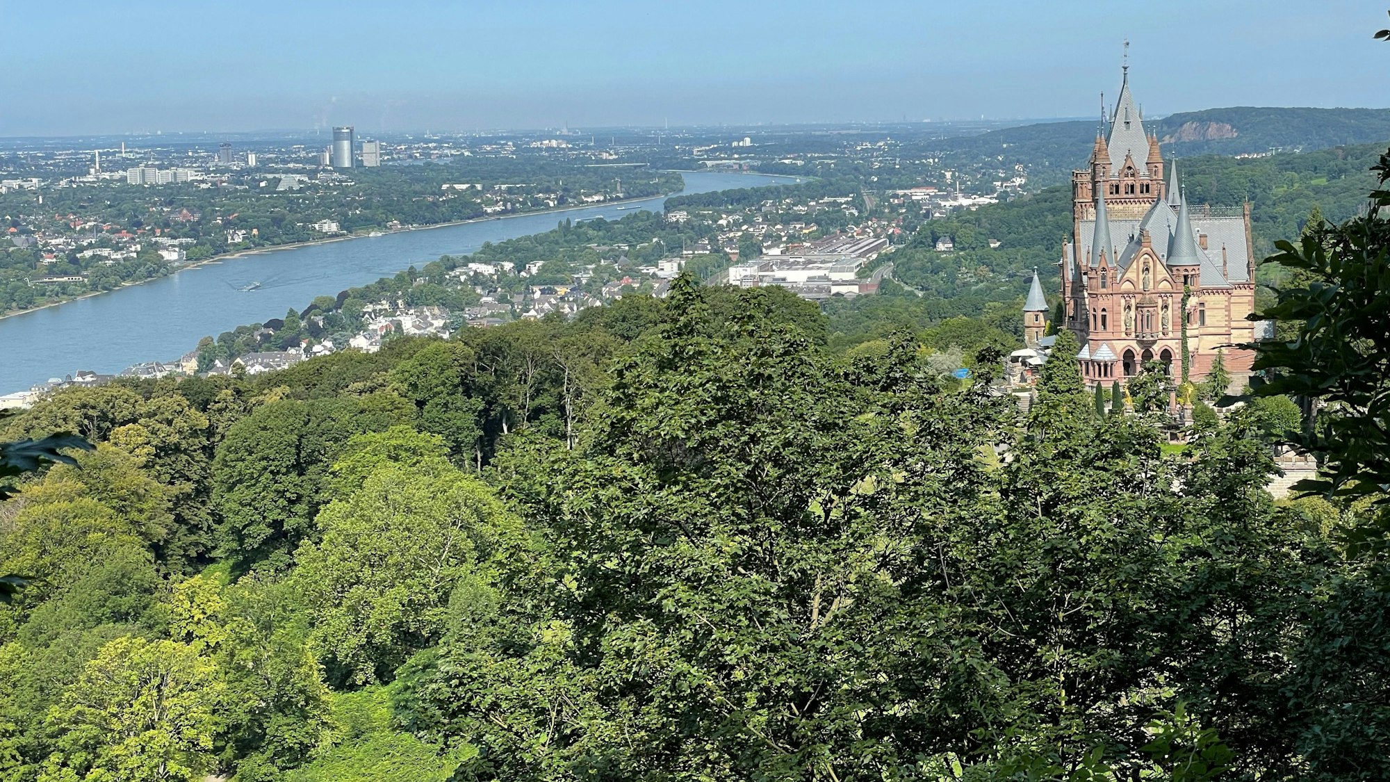Wochendtipp "Ich steig Raus!" Kampagne der Tourismus-Abteilung des Rhein-Sieg-Kreis 
Blick vom Drachenfels auf die Drachenburg und Bonn.