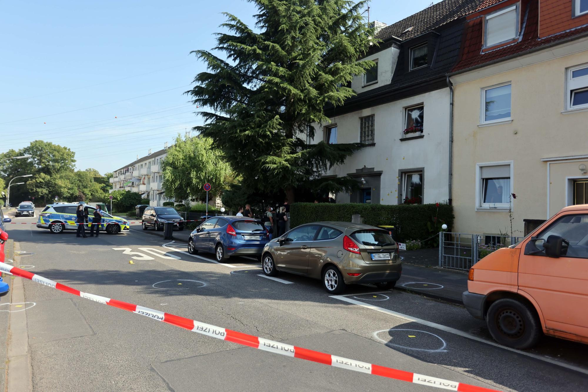 Köln, RSK, Polizei sichert Spuren zahlreicher Schüsse auf ein Wohnhaus in Ostheim