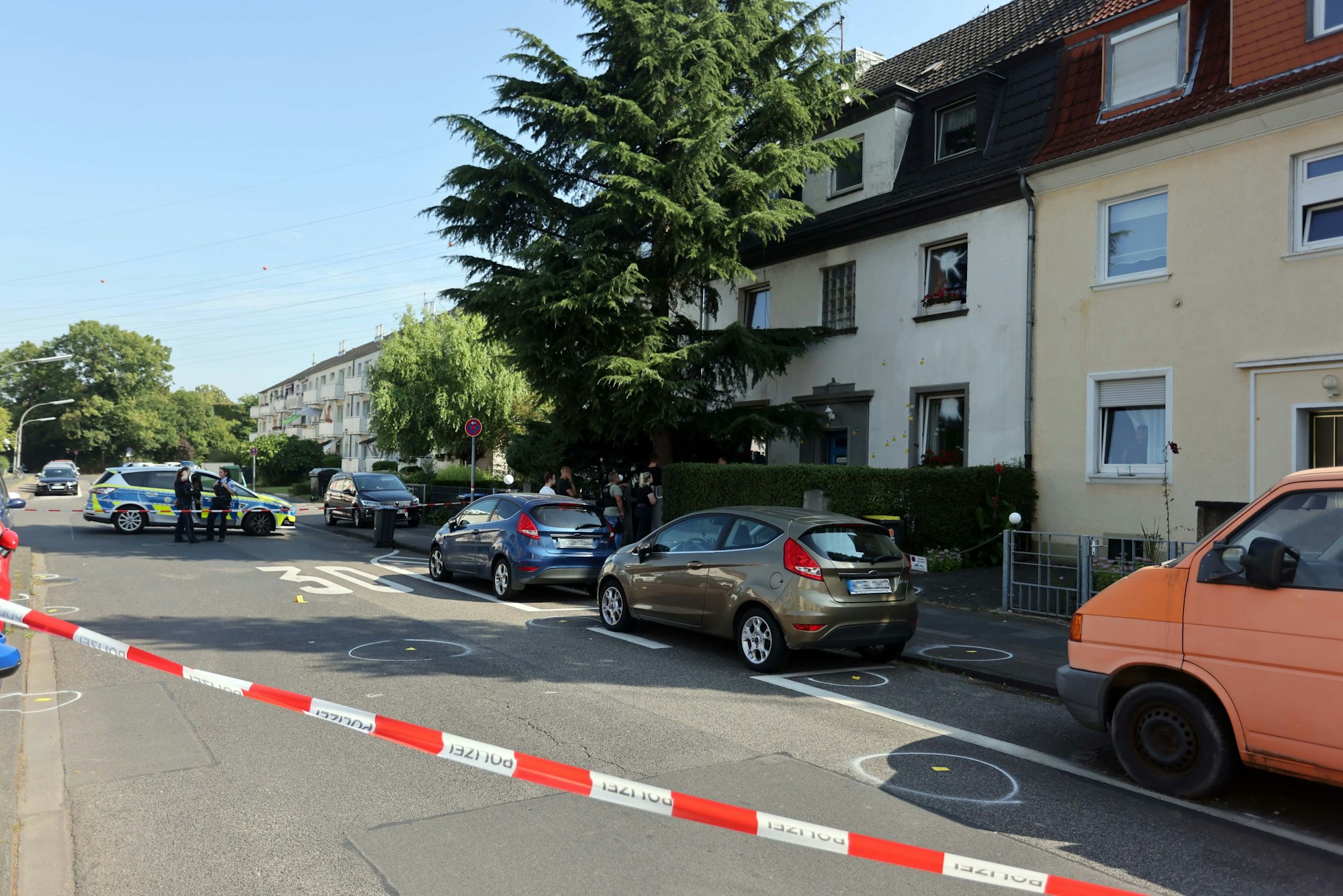 Köln, RSK, Polizei sichert Spuren zahlreicher Schüsse auf ein Wohnhaus in Ostheim